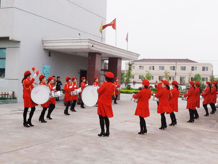 腰鼓隊進廠送祝福